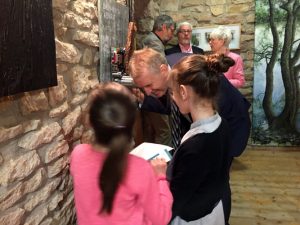 Baumhorchen mit Landrat Patrik Lauer und Kindern bei der Vernissage im Haus Saargau