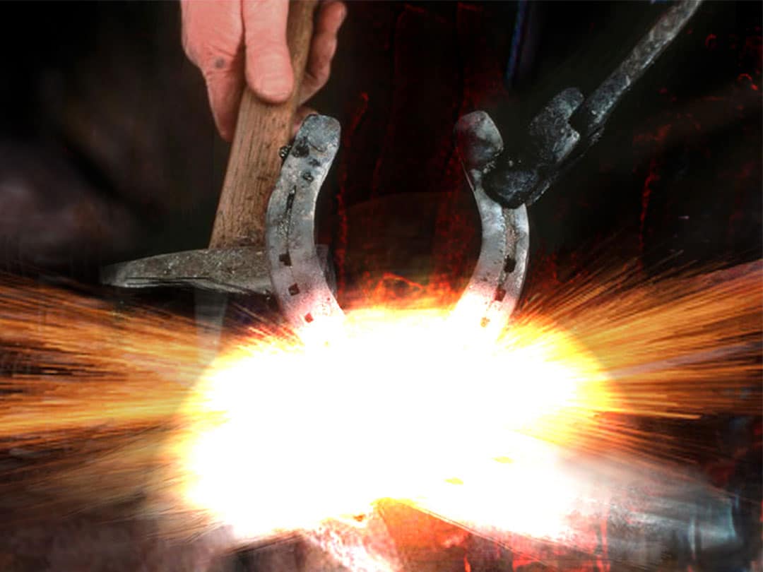 Eine geöffnete Schatztruhe mit Kunstmaterialien im Entdecker-Ambiente