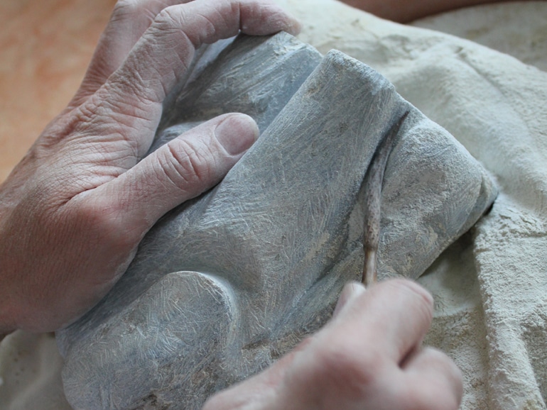 Eine geöffnete Schatztruhe mit Kunstmaterialien im Entdecker-Ambiente